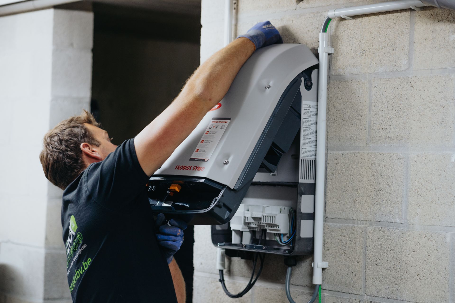 Thuisbatterij tegen de muur wordt geïnstalleerd voor zonnepanelen