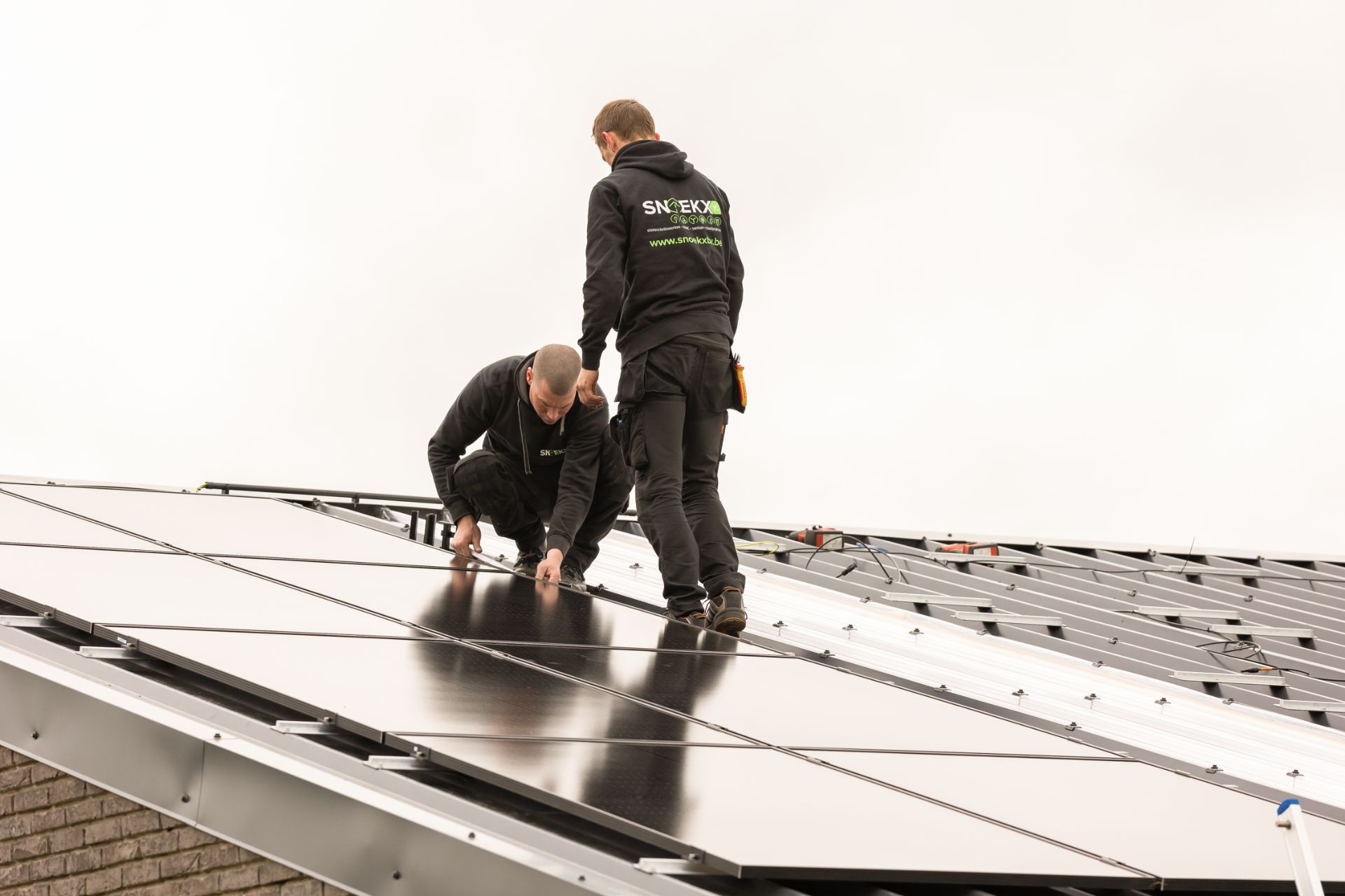 Thuisbatterij tegen de muur wordt geïnstalleerd voor zonnepanelen