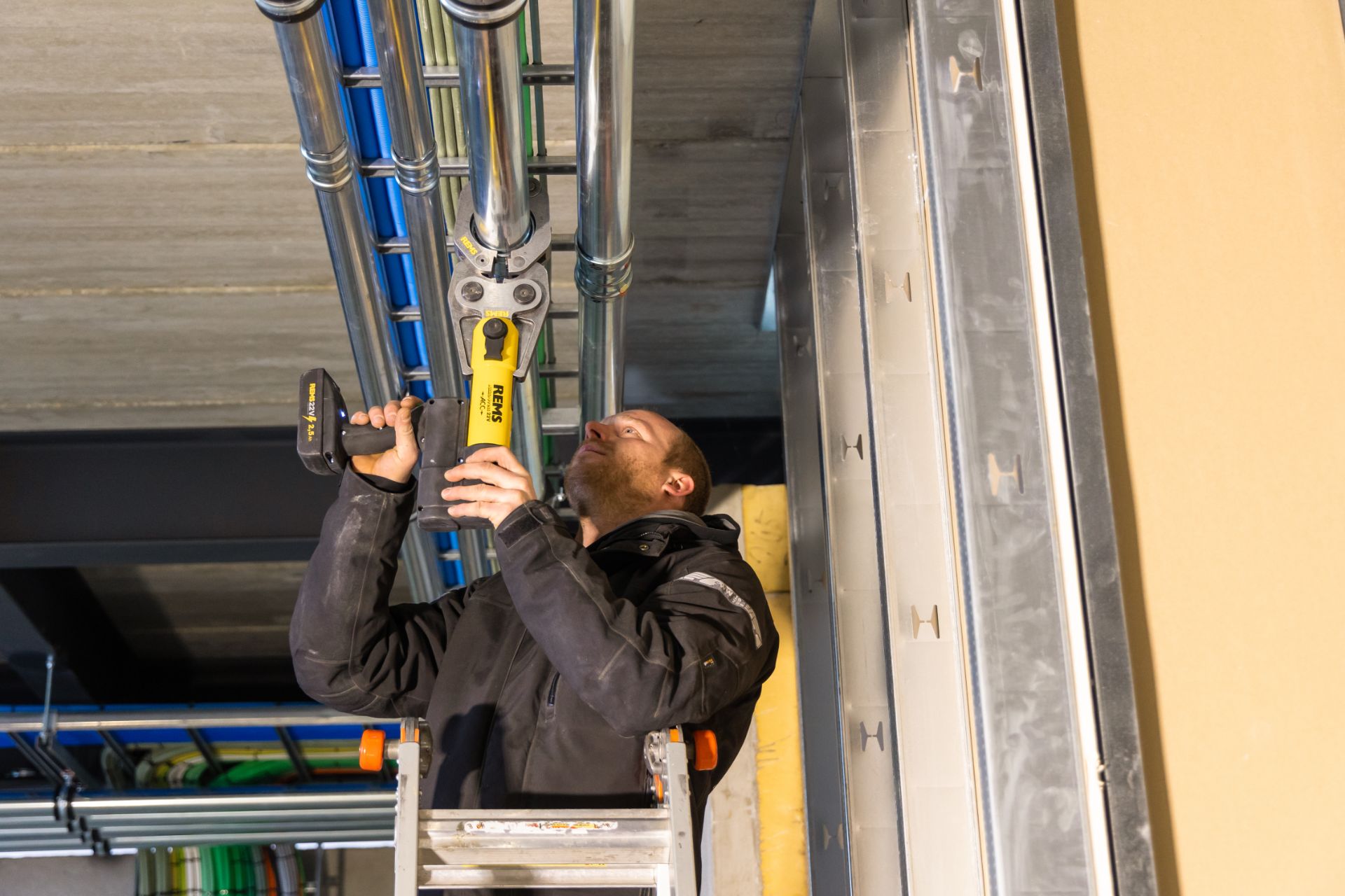 Installatie van centrale vloerverwarming door een werknemer van Snoekx