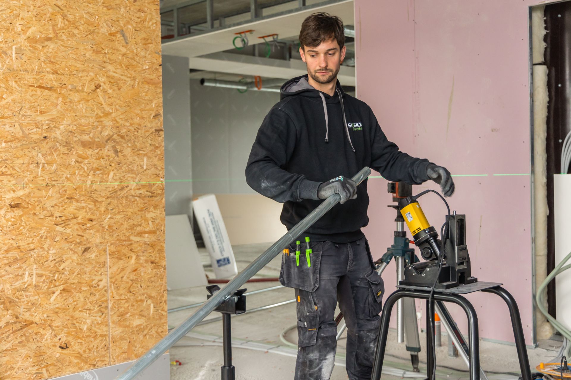 Werknemer Snoekx tijdens installatie